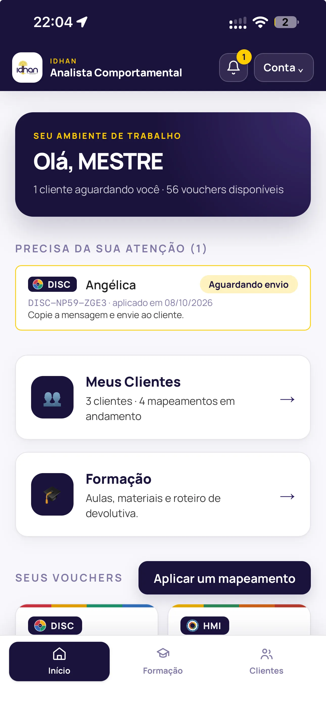 Painel inicial do aplicativo no celular, com clientes, formação e saldo de vouchers